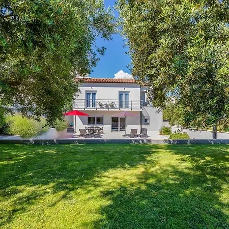 In Fa Ana With Swimming Pool *