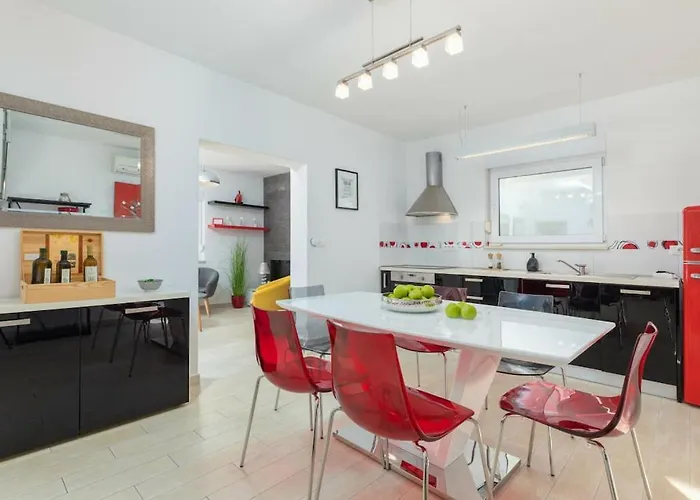 In Fa Ana With Swimming Pool