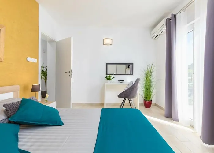 In Fa Ana With Swimming Pool