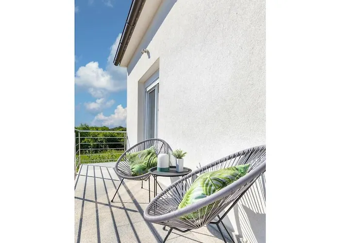 In Fa Ana With Swimming Pool 别墅 法扎纳